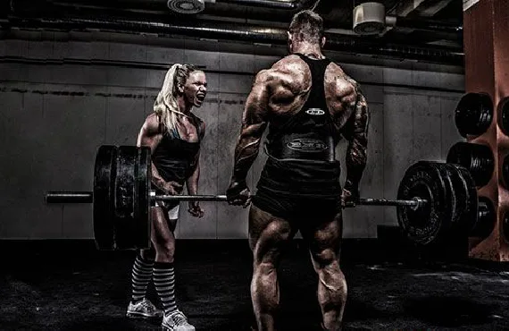 Culturista levantando mucho peso