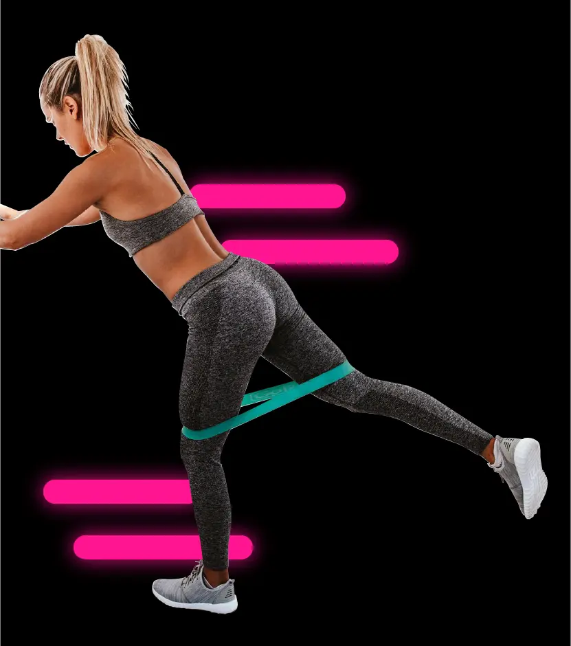 Chica haciendo patada de gluteo