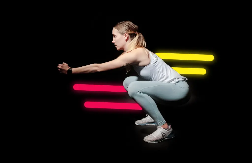 Chica haciendo sentadilla en casa